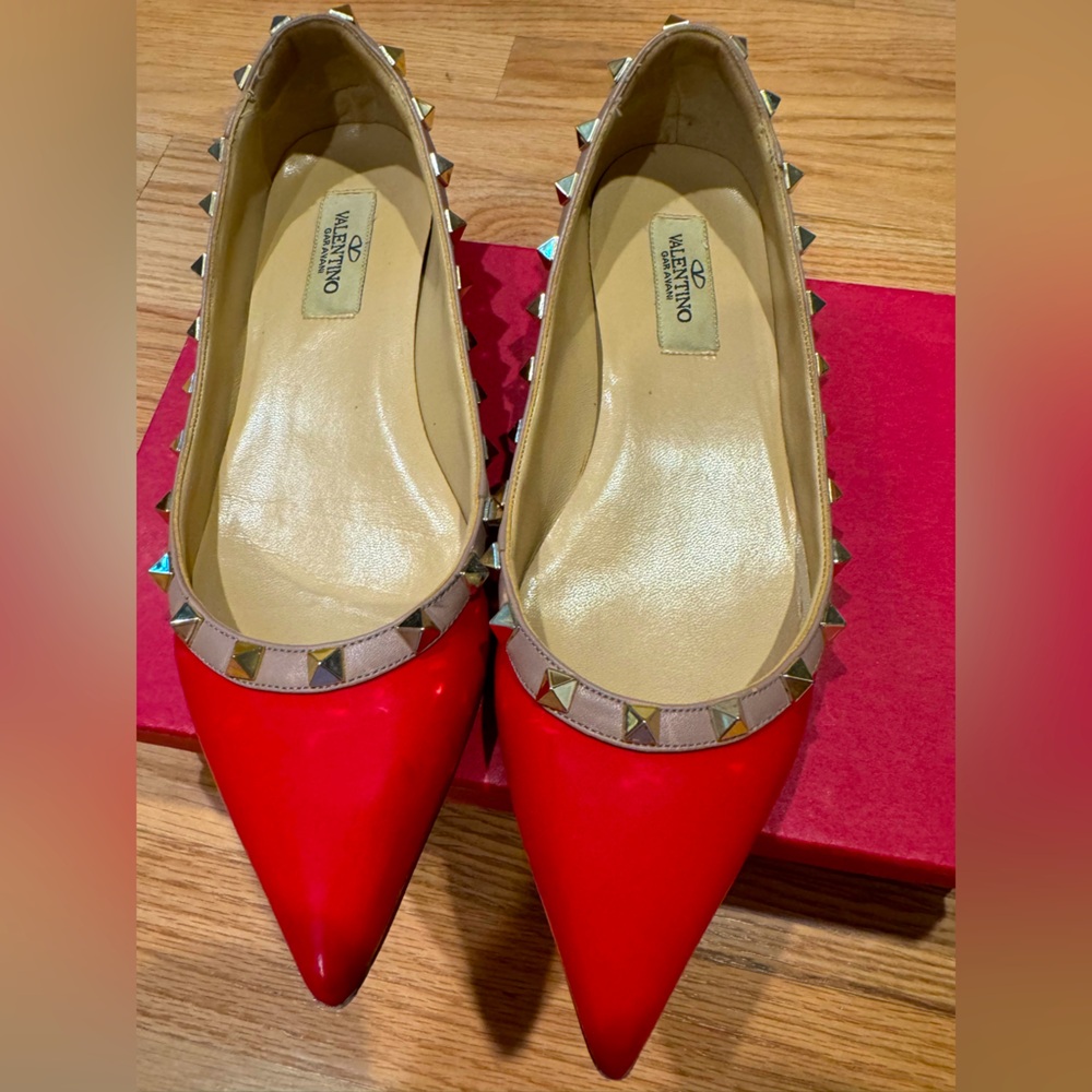 Valentino Garavani studded flats in red EU 37
